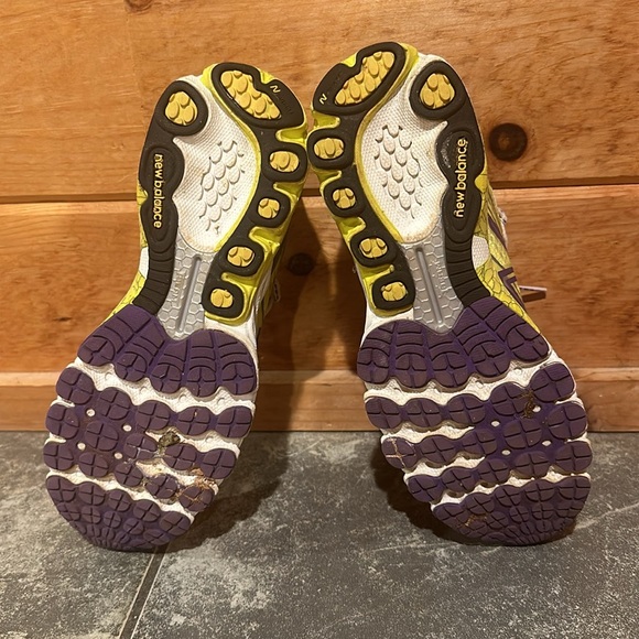 New Balance women’s 870 V3 running shoes yellow and purple - Picture 3 of 8